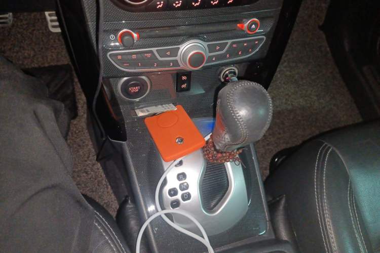 Used Renault Koleos 2012 2.5L Two-Wheel Drive Comfort Edition with Navigation Gear Lever