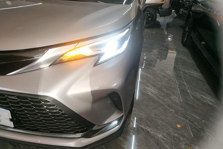 Used Toyota Granvia 2023 2.5L Hybrid Prestige VIP Edition
