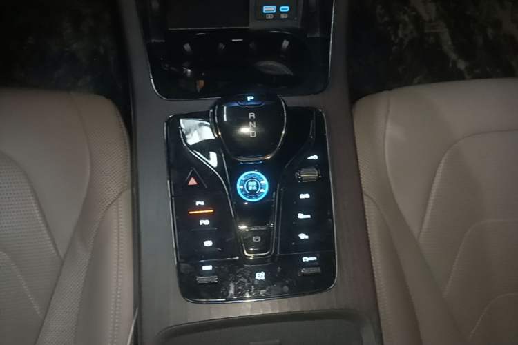 Used BYD Han 2024 EV Glory Edition 610 km All-Wheel Drive "Tian Shen Zhi Jia" Intelligent Driving Model