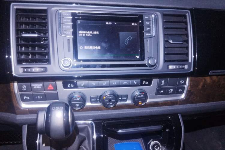 Used Volkswagen Multivan 2019 2.0 TSI 4x4 Prestige Edition 7-Seater Audio And AC Panel