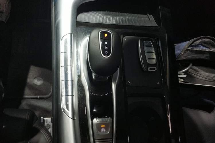 Used VOYAH FREE 2021 Four-Wheel Drive Standard Range-Extended Exclusive Luxury Package Gear Lever