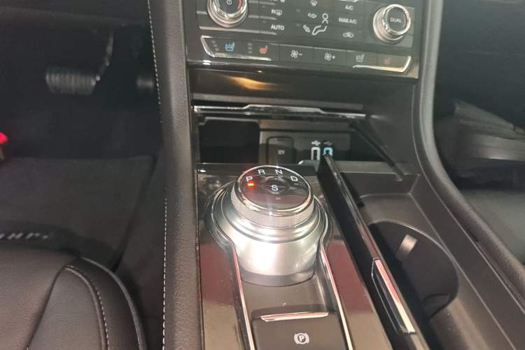 Used Ford Taurus 2017 EcoBoost 245 Fashion Edition Gear Lever