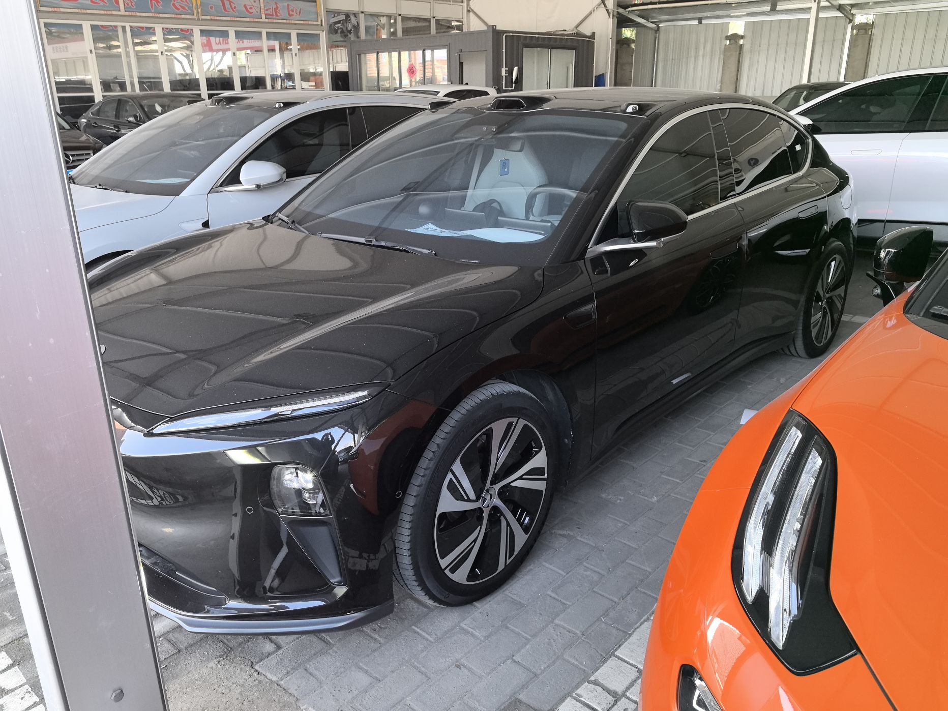 تحت مقدمة السيارة