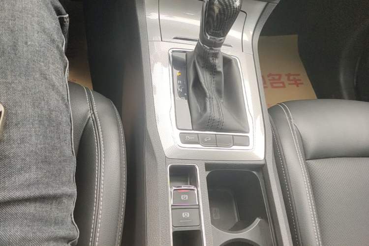 Used Roewe RX5 2019 20T Two-Wheel Drive Automatic Ali Smart Connectivity Platinum Edition
