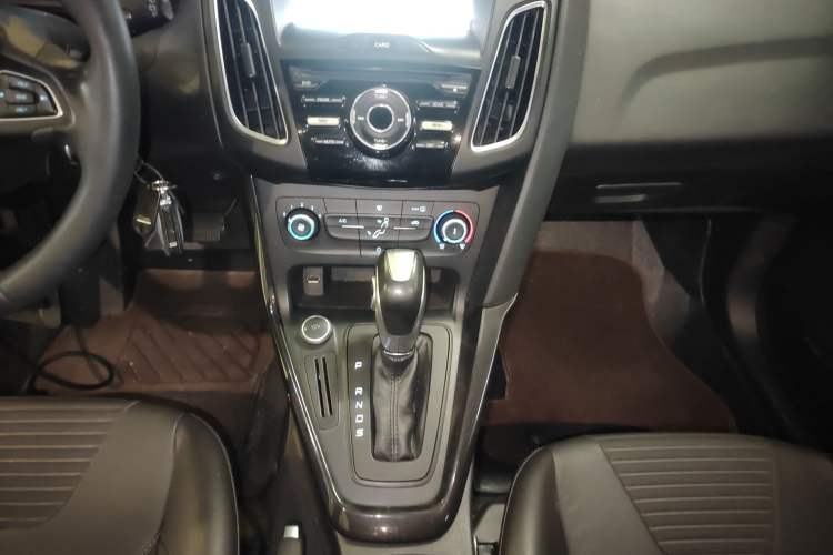 Used Ford Focus 2018 Hatchback Classic 1.6L Automatic Trendy SmartDrive Edition Gear Lever