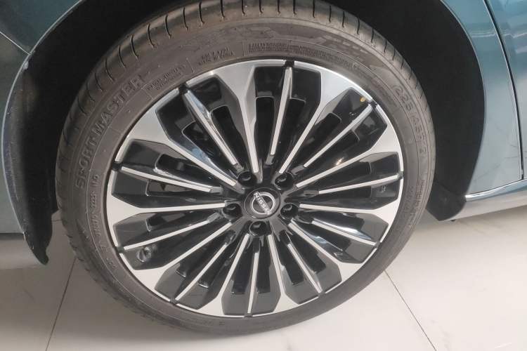 Used Nissan N7 2025 510 Air Right Rear Wheel Hub