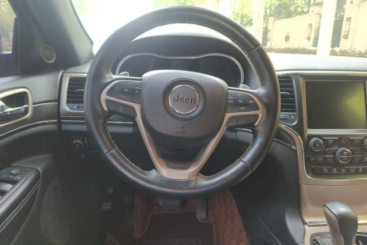Used Jeep Grand Cherokee 2016 3.0L Comfort Navigation Edition Steering Wheel