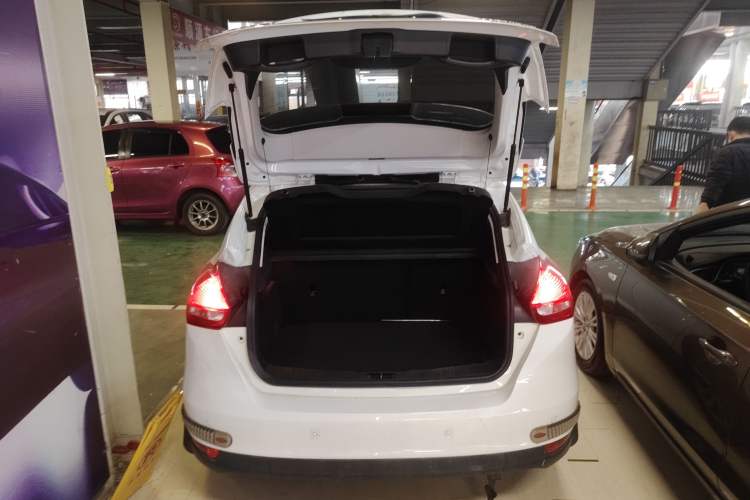 Used Ford Focus 2018 Hatchback Classic 1.6L Automatic Trendy SmartDrive Edition Trunk