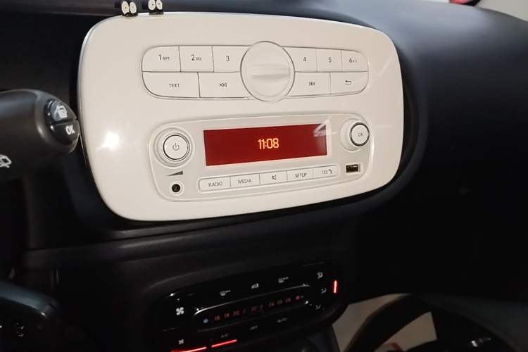 Used smart fortwo 2015 1.0L 52 kW hardtop Dynamic version
