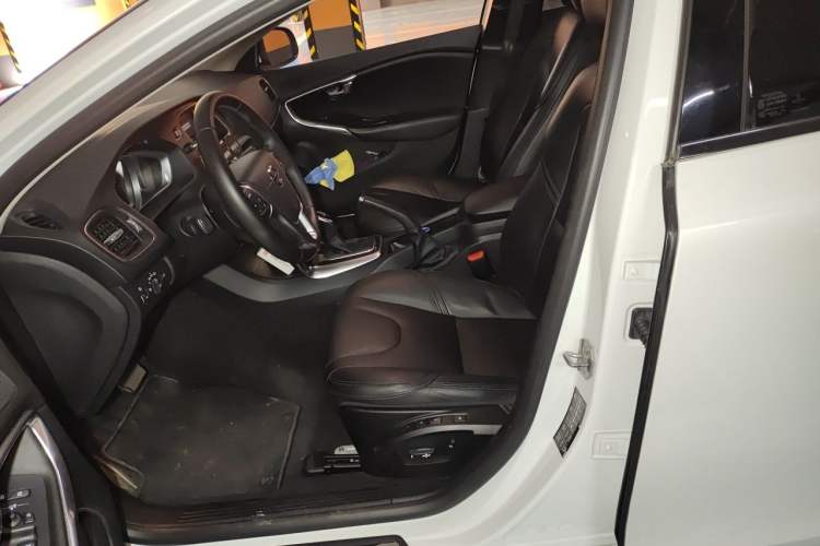 Used Volvo V40 2018 T3 Zhiyi Edition
