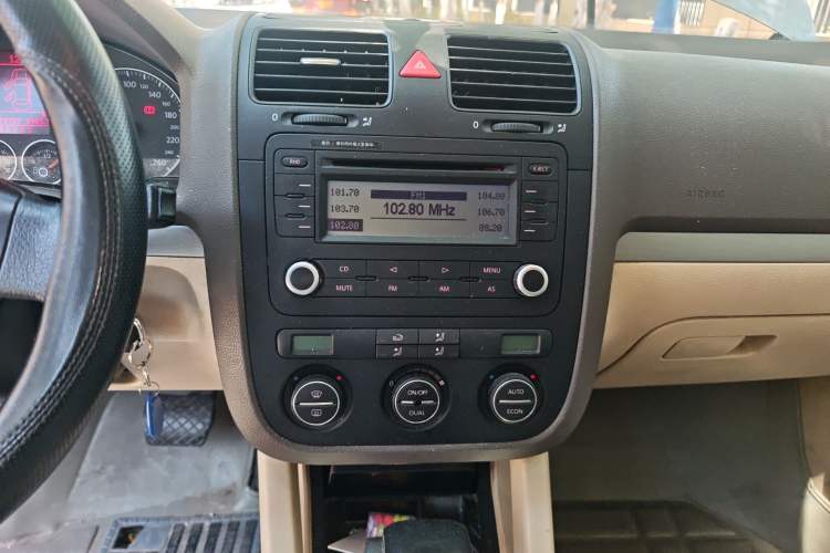 Used Volkswagen Sagitar 2010 1.4 TSI Automatic Luxury Model Audio And AC Panel