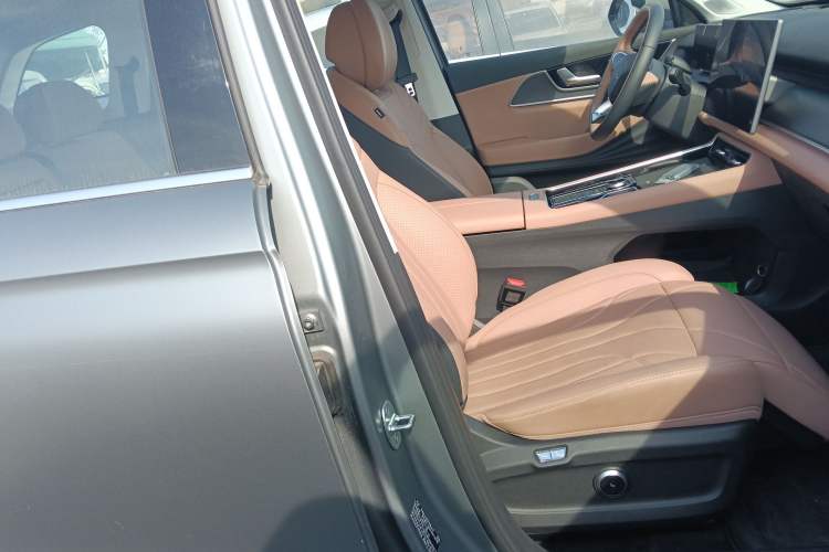 Used Chery Tiggo 8 L 2024 2.0T Two-Wheel Drive Prestige Version 5 Seats
