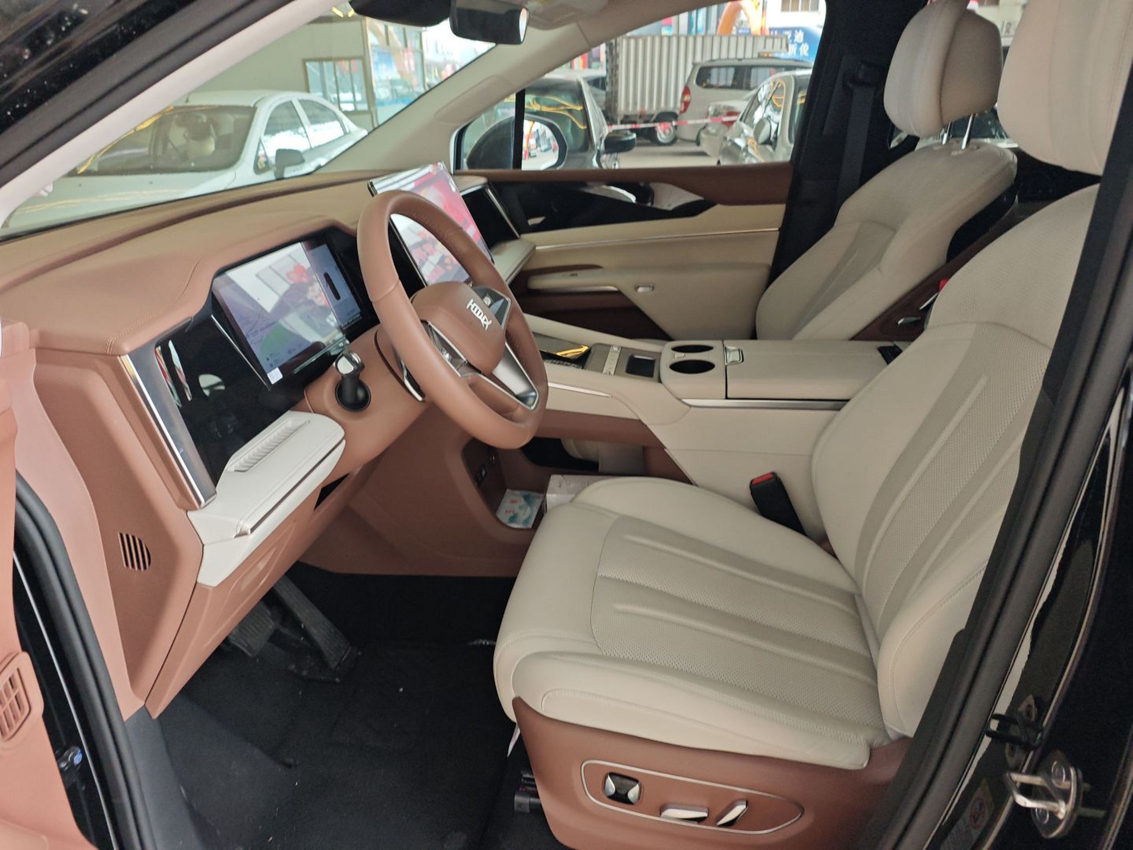 المقاعد الأمامية داخل السيارة