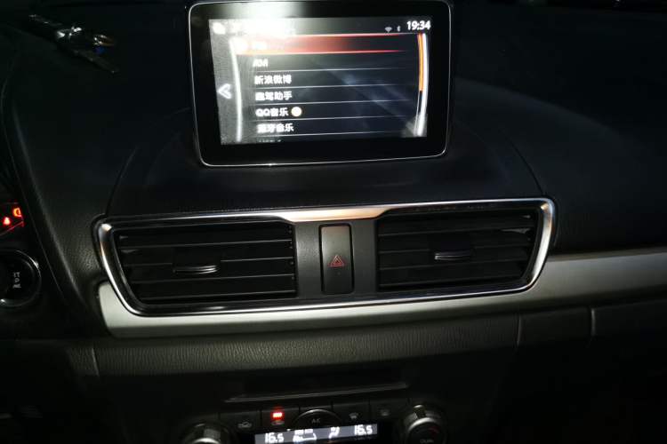 Used Mazda 3 Axela 2016 Sedan 1.5L Manual Luxury Model