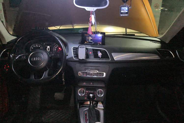 Used Audi Q3 2015 30 TFSI Comfort Model Center Console