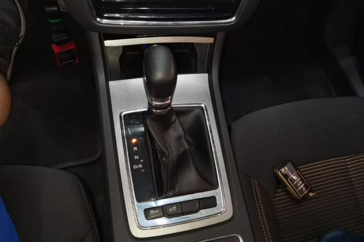 Used Roewe i6 2019 PLUS 1.6L CVT 4G Connected Luxury Deluxe Edition
