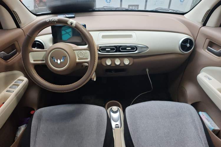 Used Wuling Hongguang MINIEV 2025 Four-Door Version Advanced Edition Center Console