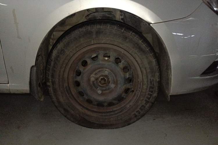 Used Baojun 630 2013 1.5L manual standard version Right Front Wheel Hub