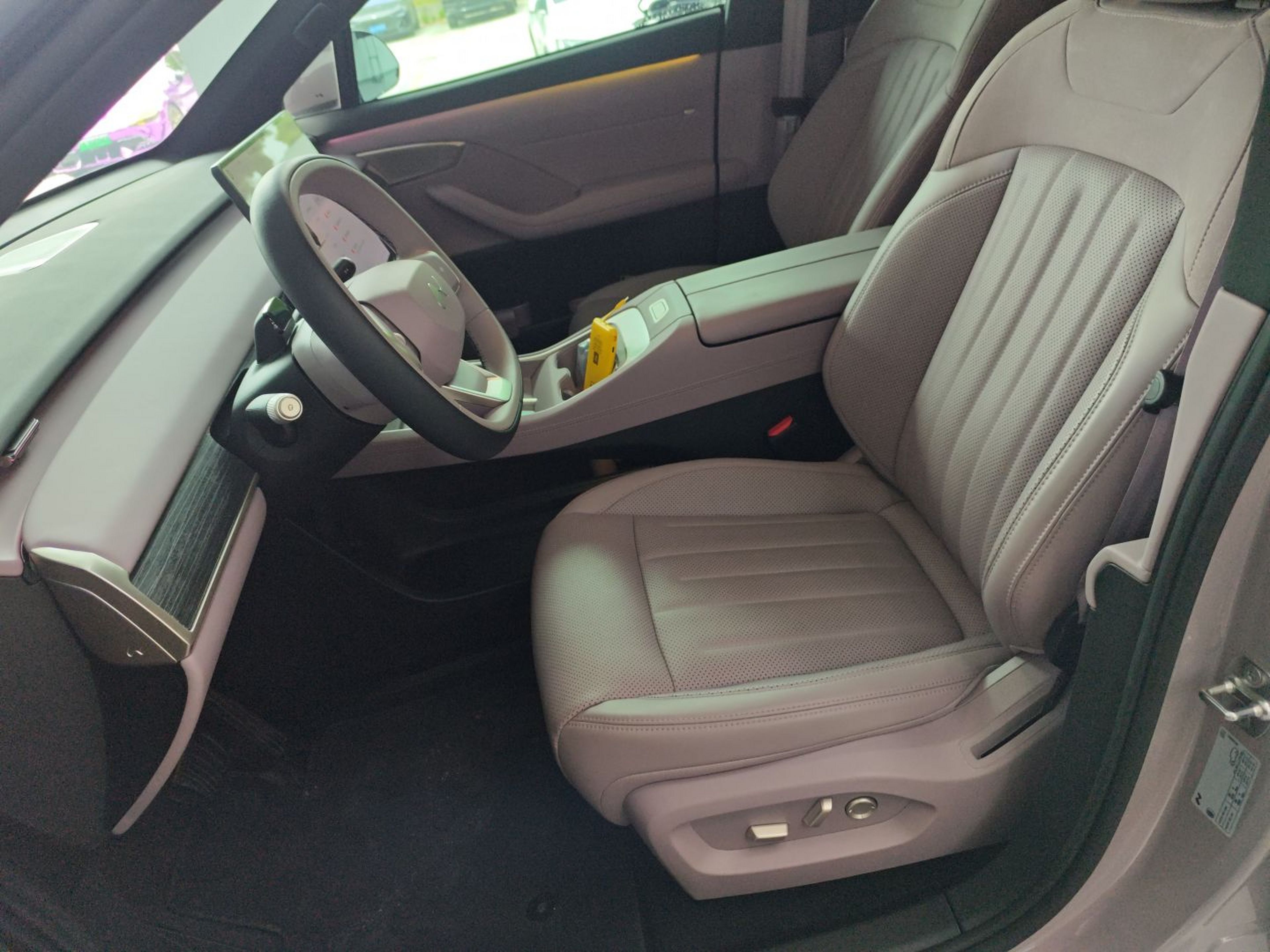 المقاعد الأمامية داخل السيارة