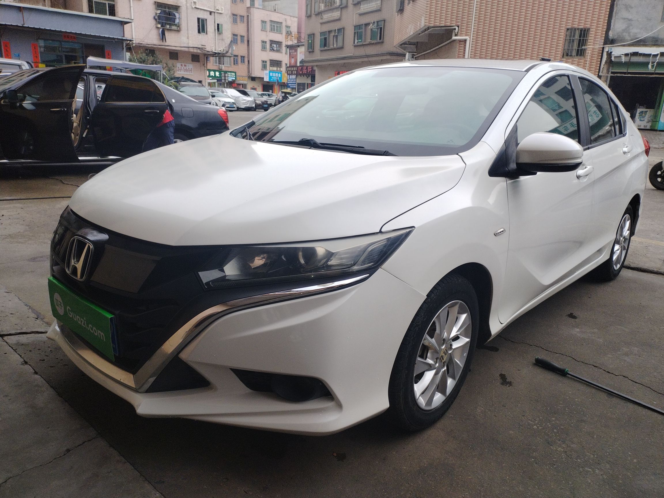 Под передней частью автомобиля