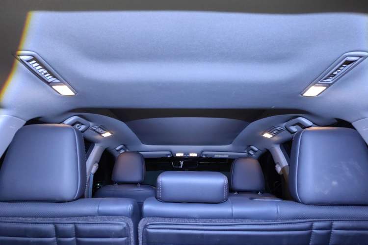 Used Toyota Highlander 2018 2.0T Four-Wheel Drive Luxury Edition 7 Seats China V Emission Standard Headliner