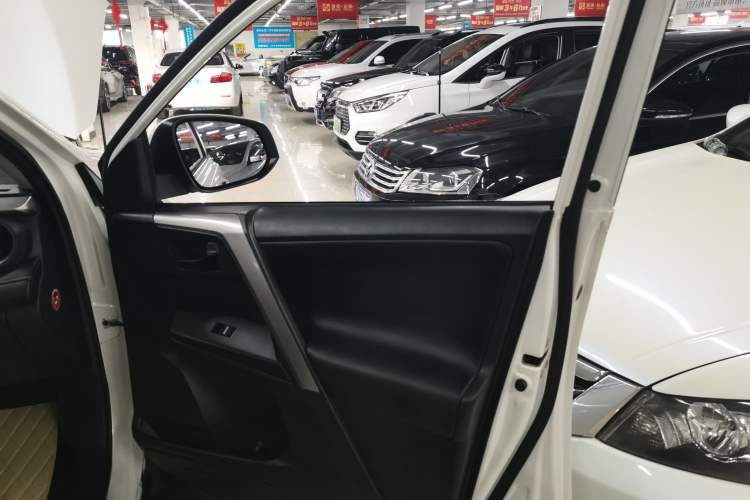 Used Toyota RAV4 2018 2.0L CVT Two-Wheel Drive Fashion X Edition